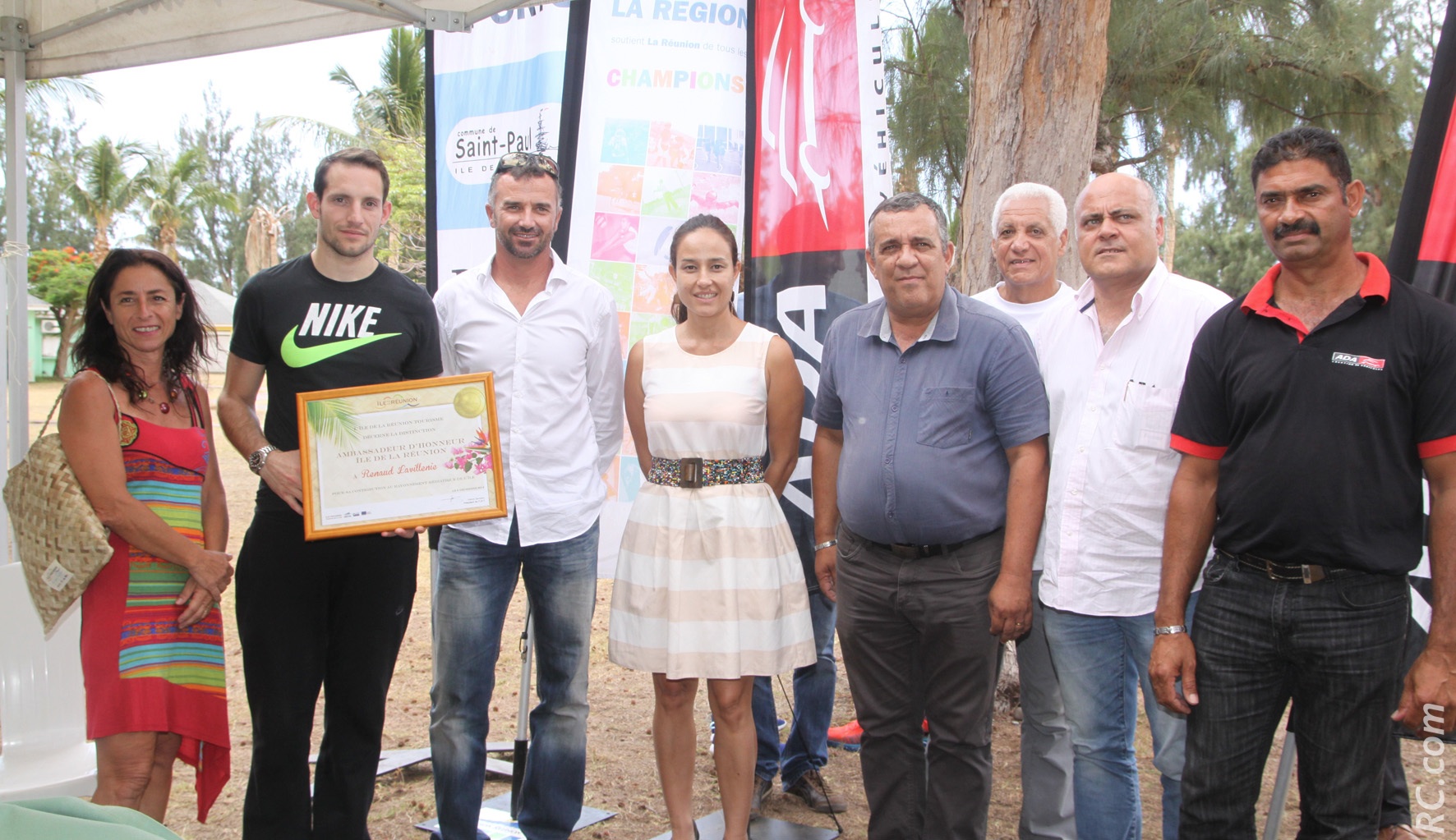 Agnès Lavaud (IRT), Renaud Lavillenie,  Sébastien Coupy, Patricia Locame Machado (adjointe au Maire de Saint-Paul), Gilles Hubert, Jean-Claude Prianon (LRA), Christophe Babin (City-Sport), et Jean-Paul Bellon (ADA)