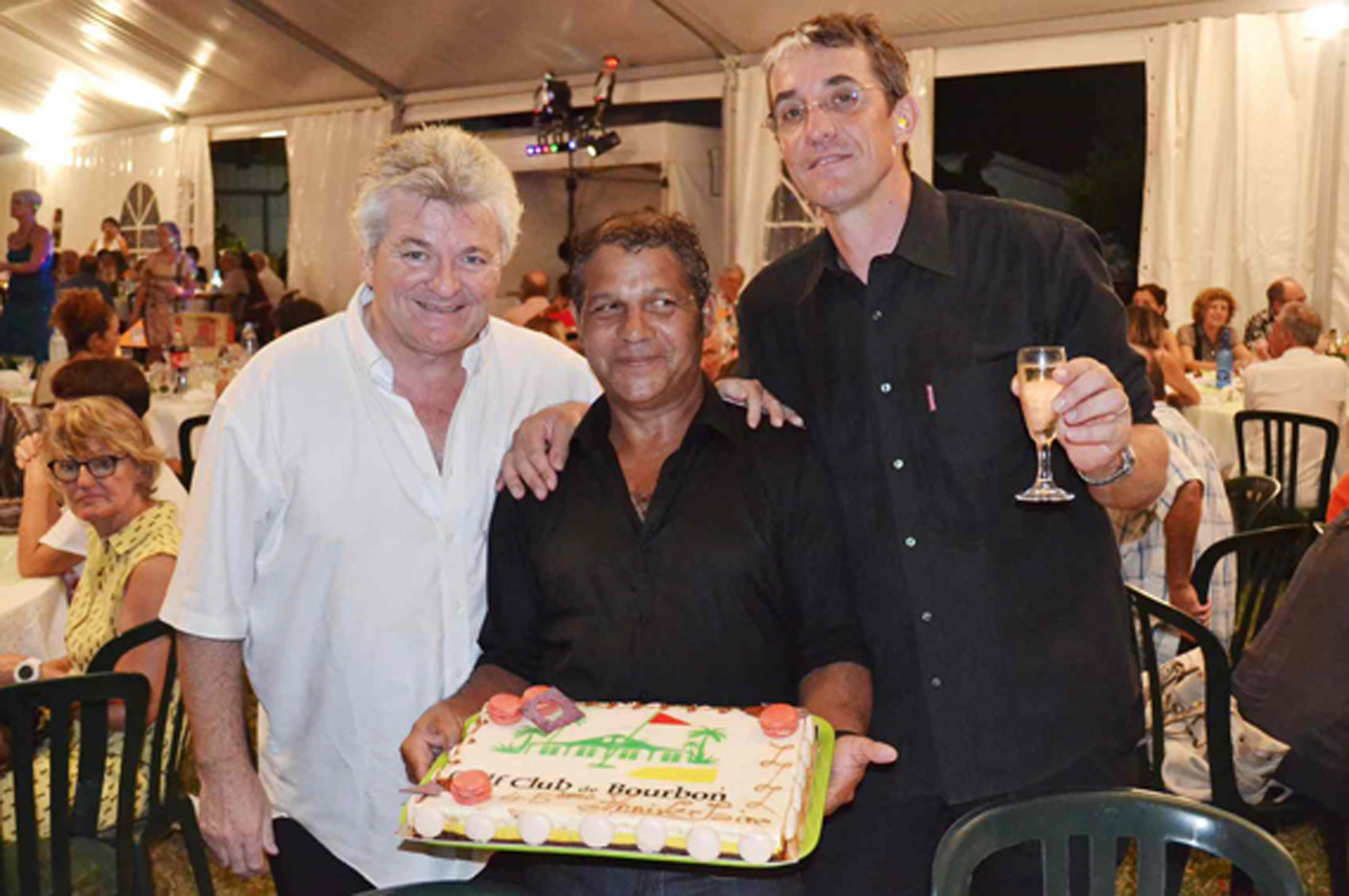 Le gâteau d'anniversaire des 45 ans du Golf Club de Bourbon. Avec le champagne qui va avec! (à consommer avec modération)