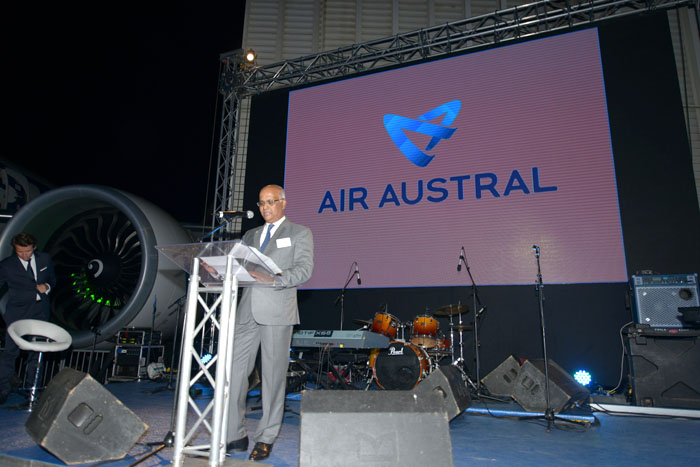 Marie-Joseph Malé, PDG d'Air Austral devant le nouveau logo de la compagnie