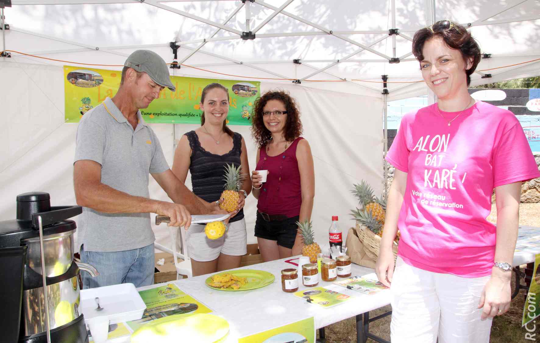 Dégustation au stand de l'ananas. Et une visite à la Maison de l'Ananas s'impose du coup, du côté du Grand Tampon. Contact: 06 92 71 78 20