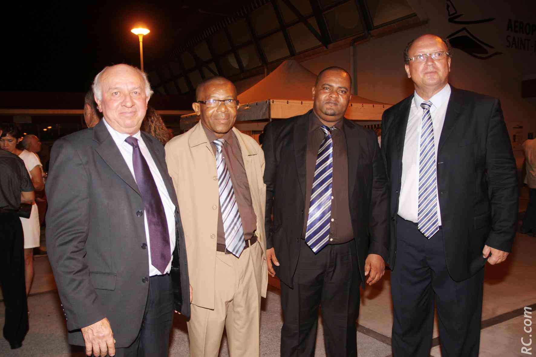 Jean-Paul Noël, Mohamed Chahir, directeur général par intérim de l'aéroport de Moroni, et Elhabib Attoumani, contrôleur financier