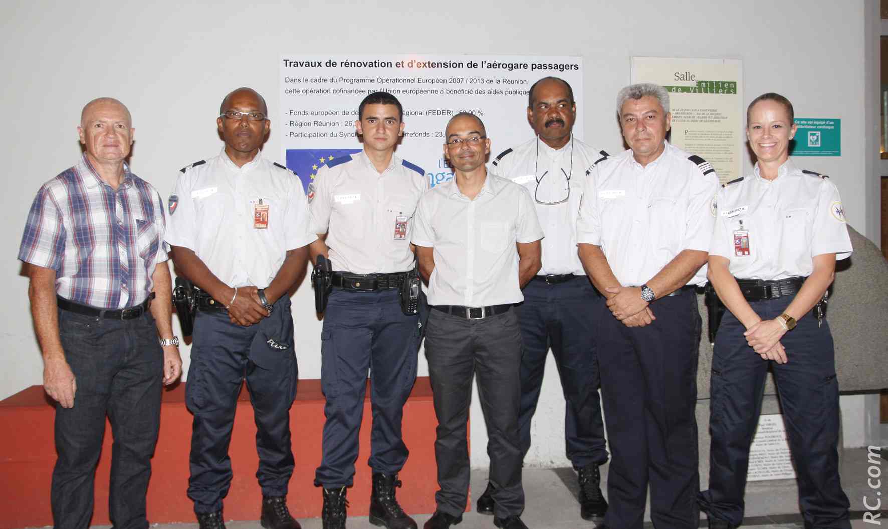 Le commandant Eric Hoarau, chef de la PAF (Police de l’Air et des Frontières) à l'aéroport de Pierrefonds, et ses collaborateurs