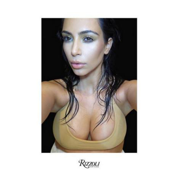 Kim Kardashian exhibe sa poitrine...