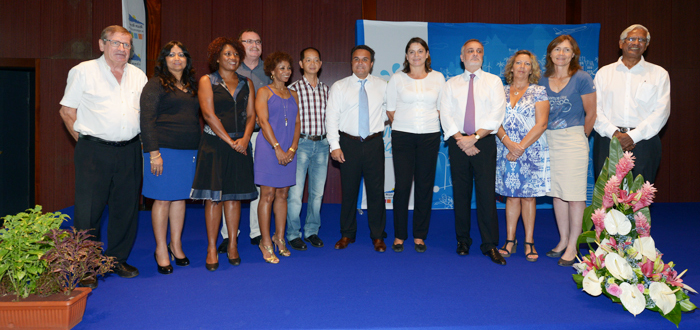 Le président avec quelques élus de la pyramide inversée