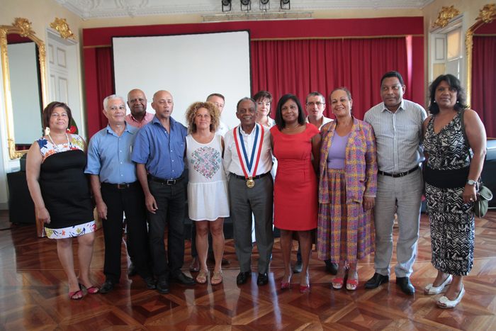 Gilbert Annette entouré de quelques conseillers municipaux et adjoints de la Mairie de Saint-Denis
