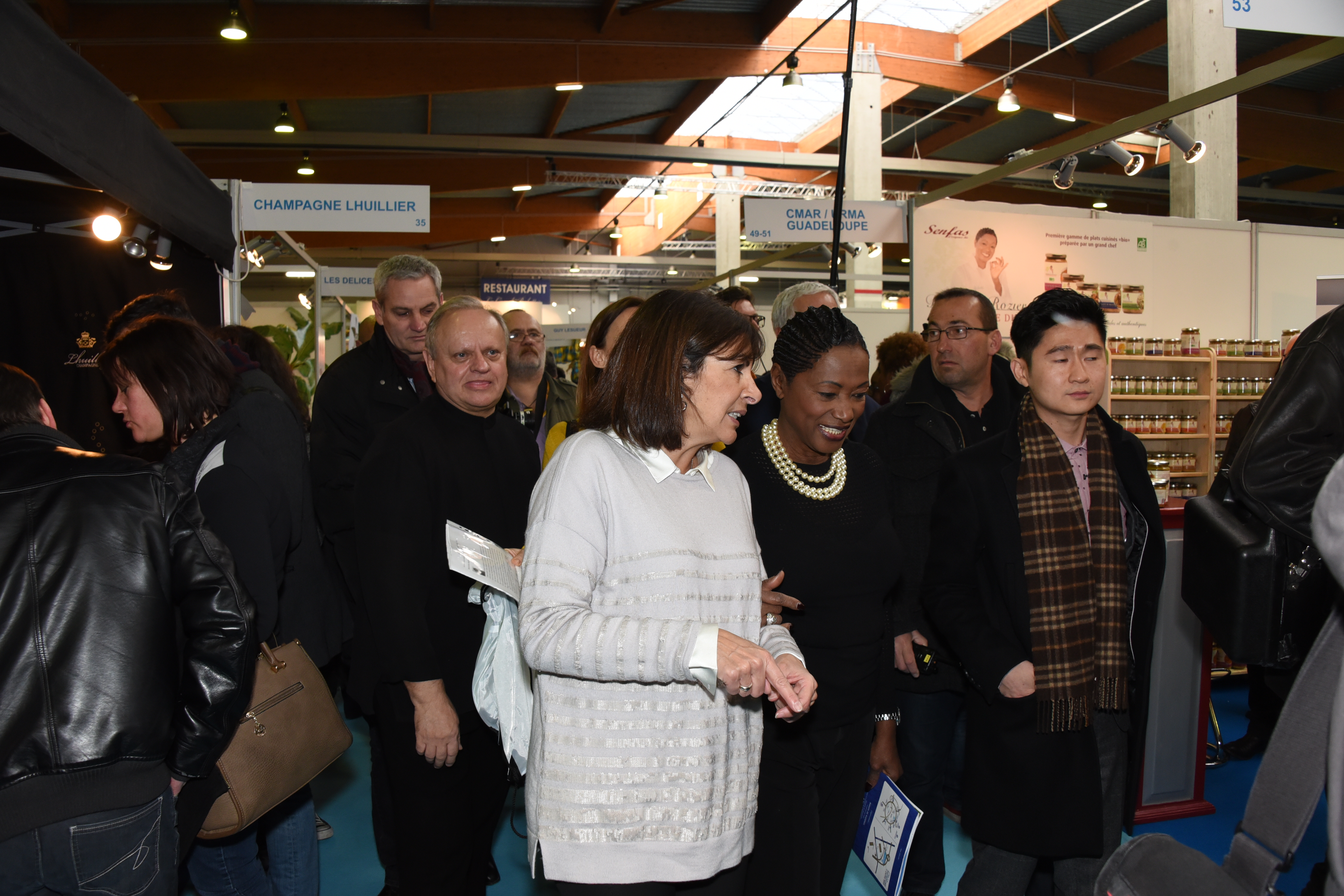 Anne Hidalgo, maire de Paris, inaugure le salon aux côtés de Babette et du grand chef multi-étoilé, Joël Robuchon