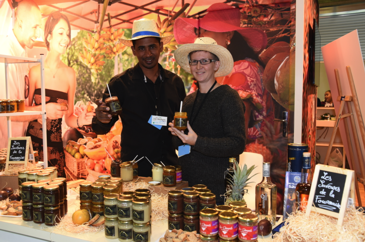 Saveurs de la Fournaise avec Marie et Charles, de Sainte-Suzanne, proposaient tous les produits d’épicerie, fruits et légumes, et aussi le miel récompensé au concours général agricole