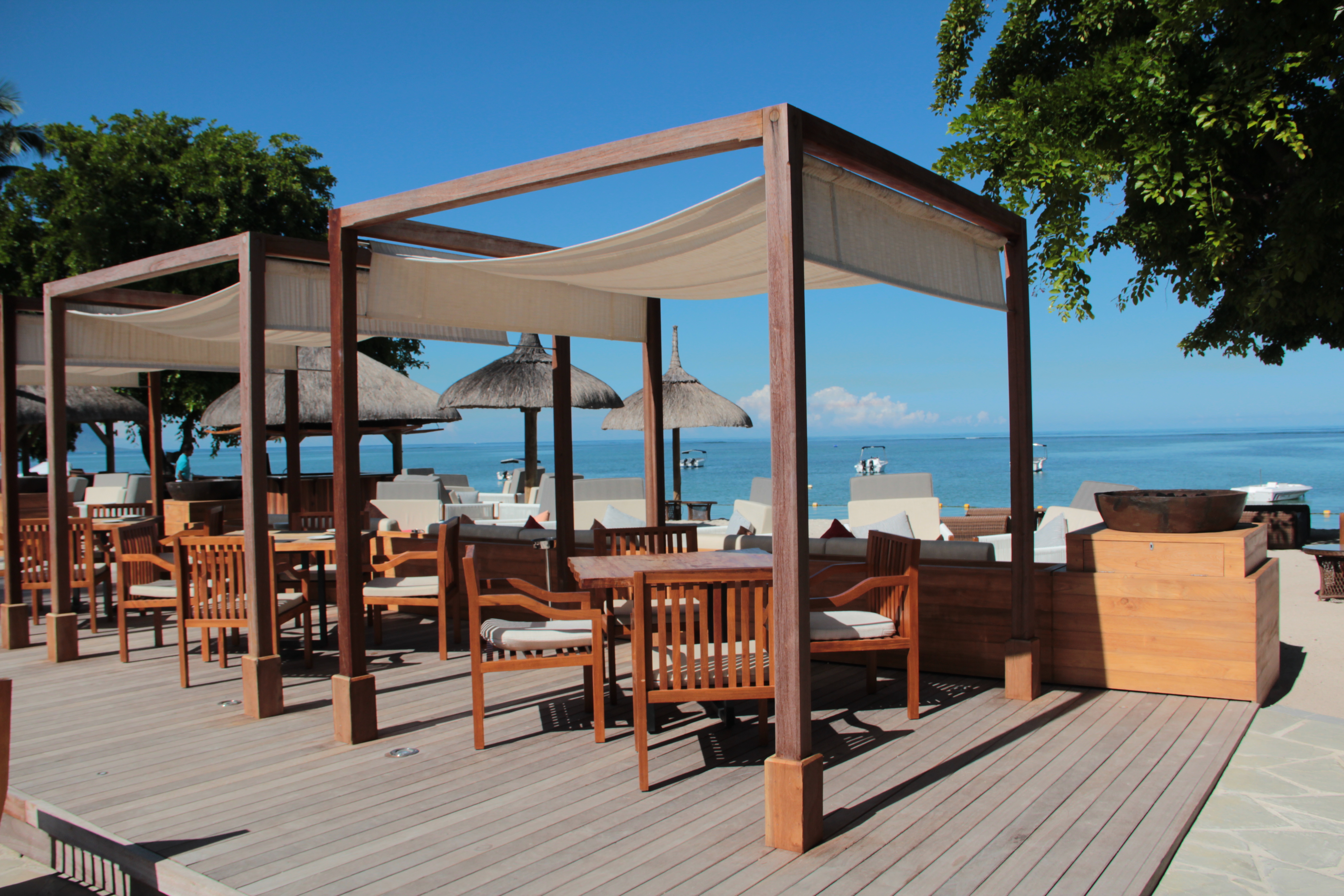 Des bars et restaurants en plein air, rares... Les pieds sur le deck ou dans le sable... Evasion garantie