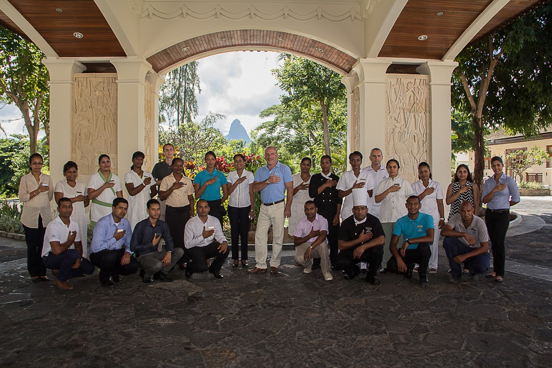 Toute l'équipe du Hilton Mauritius, la main sur le coeur, lors d'un impressionnant cérémonial de départ, à l'instar du directeur de l'hôtel Dominique Dmytryszyn