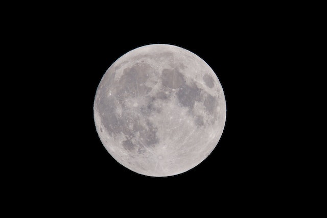 Photo de Peter de Vink: https://www.pexels.com/fr-fr/photo/photo-de-la-pleine-lune-975012/