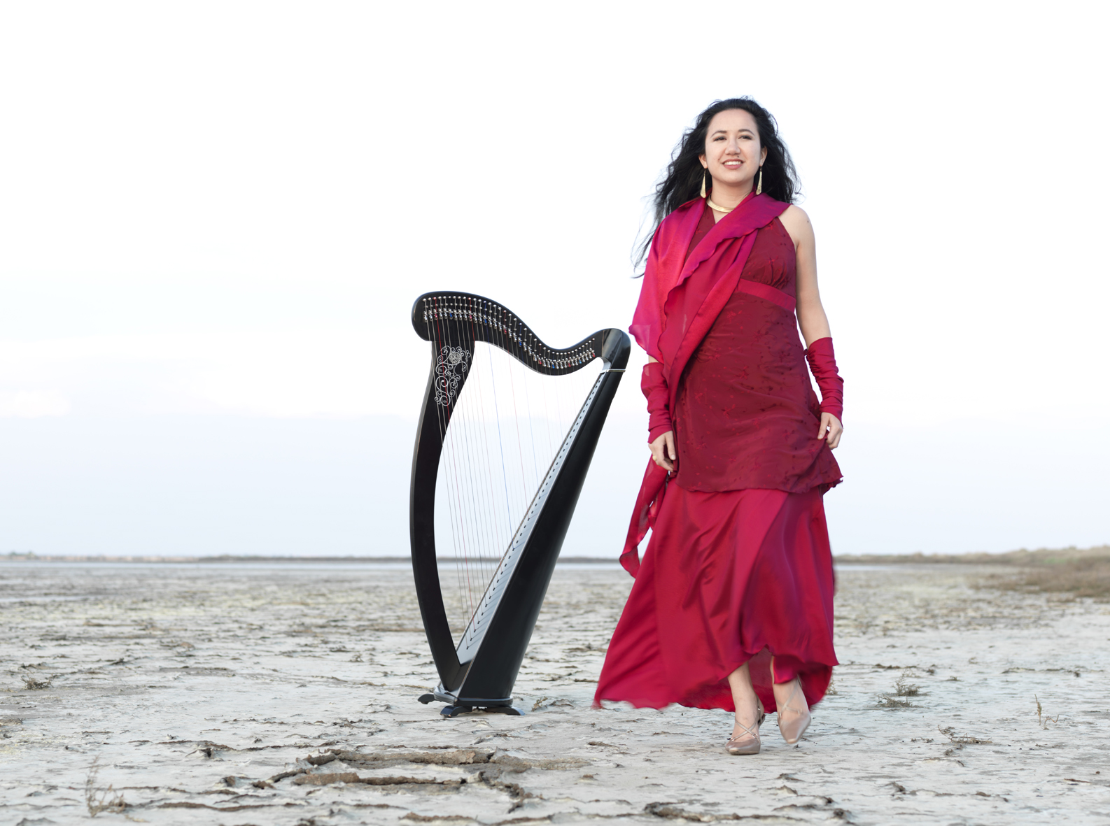 Ameylia Saad parcourt le monde avec sa harpe...