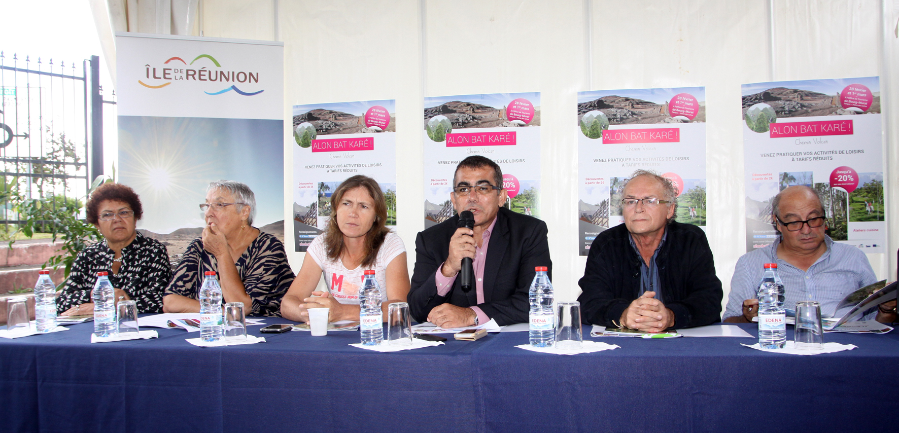 Autour du président de l'IRT Patrick Serveaux (au micro), les différents partenaires de Alon Bat Karé: Augustine Romano, adjointe au maire du Tampon, Marie-Jeanne Naval de la FRT, Virginie K/Bidy, vice-présidente à la Région Réunion, Pierre Robert, élu municipal, délégué au tourisme et Yves Picard, président de l'Association des Gestionnaires des Gîtes de Montagne (AGGM)