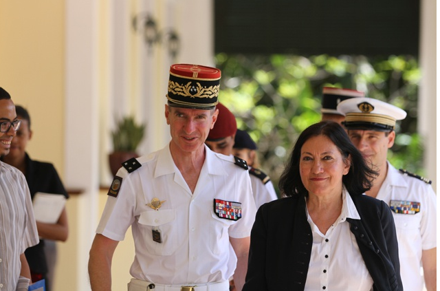 L'Ambassadrice de France aux Seychelles lors de sa venue à La Réunion en 2013. Ici avec le général Hogard, ex-commandant des FAZSOI