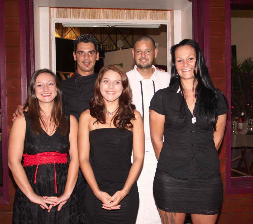 Alexandre Hoarau ( au centre) entouré du personnel de l'Entre-Potes : Judickaël Renneville, Emilie Lebon, Sandrine Hoarau et Manon Hoarau.