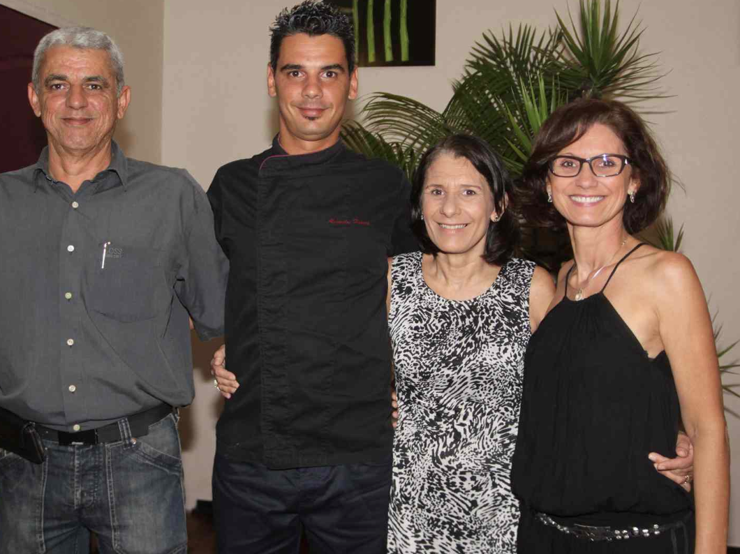 Entouré de ses parents Richard et Sophie Hoarau et Mme Jiret