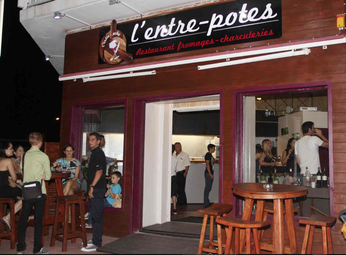 L'Entre-Potes est au 7 de la rue Four à Chaux à Saint-Pierre.