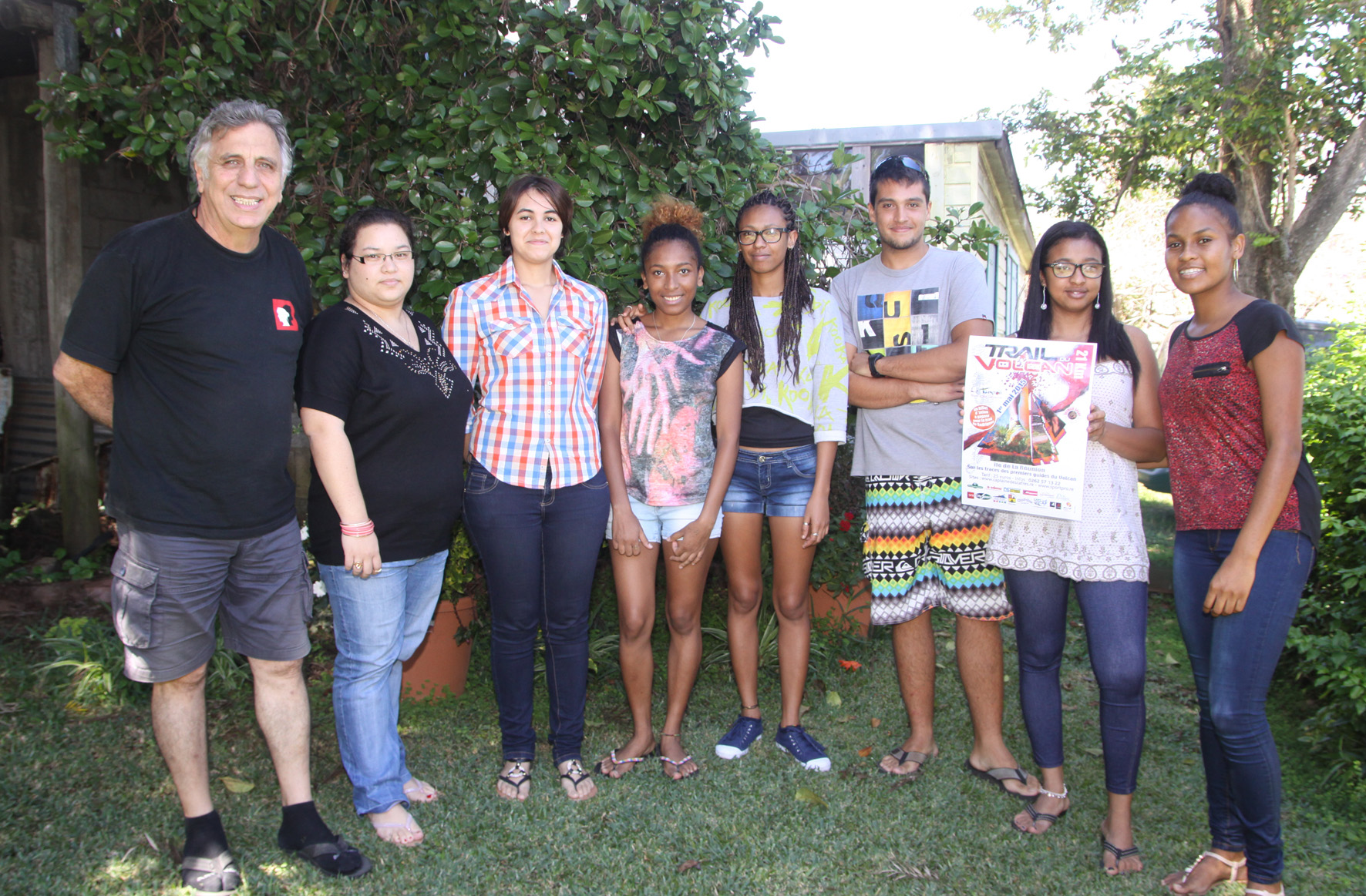 Autour de Jacques Bougault, président de l'association Jeunesse en Action, des étudiants du Campus du Tampon qui se lancent dans l'aventure du Trail du Volcan