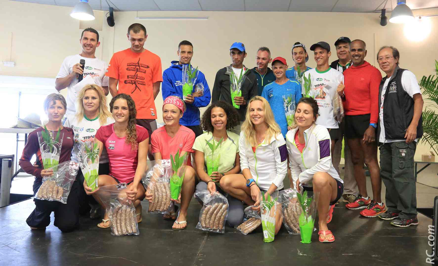 Les félicitations des organisateurs aux vainqueurs de la course qui ont reçu saucisses et muguet à l'heure des récompenses en sus des trophées et médailles