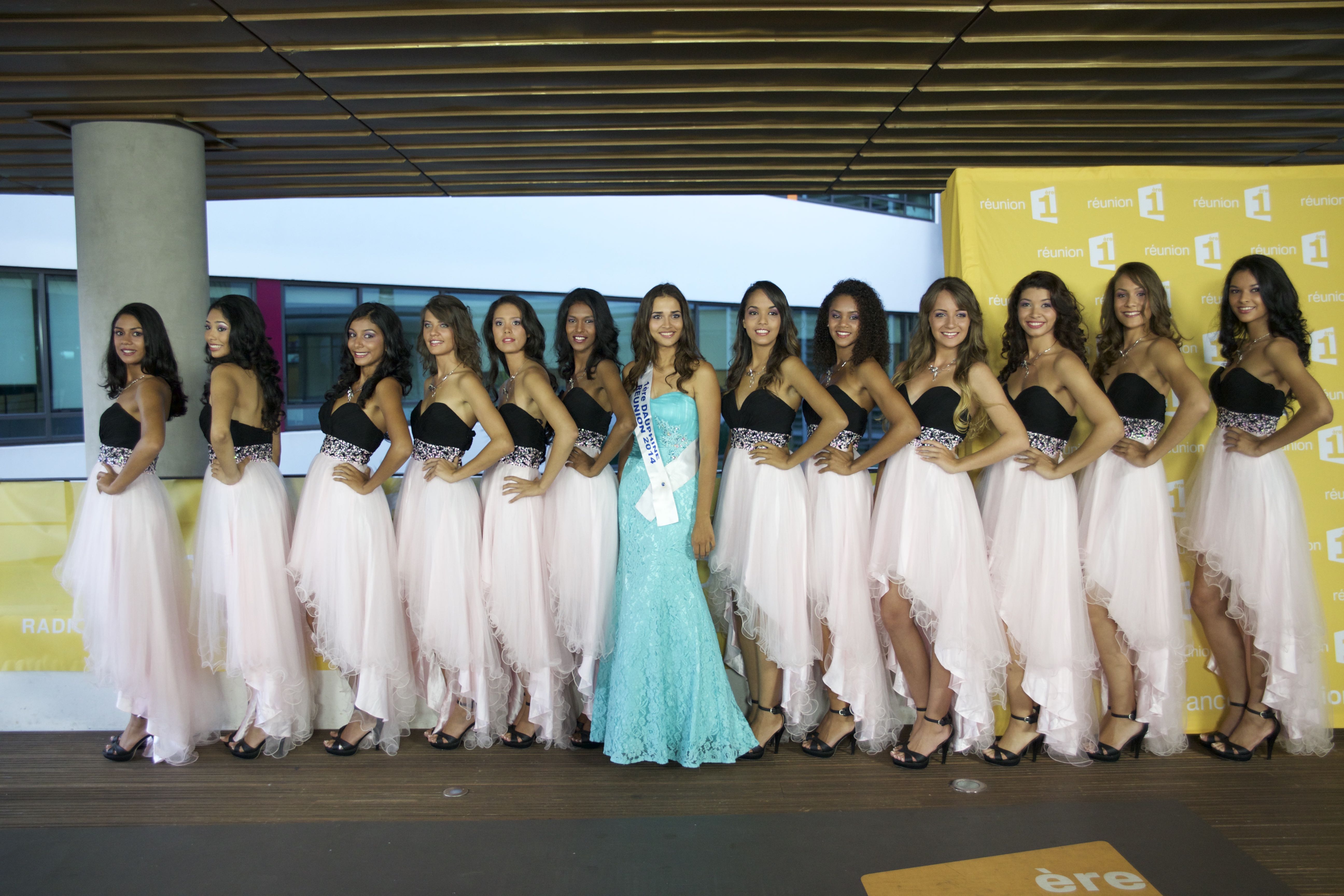 Les 12 candidates entourent Anne-Gaëlle Laterrière, 1ère dauphine de Miss Réunion 2014