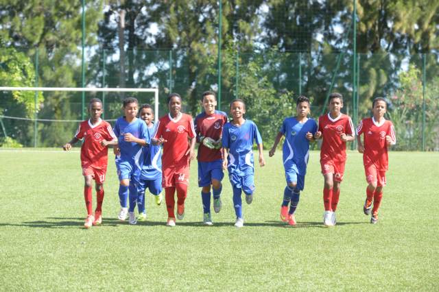 Les 9 footballeurs à l'entraînement, ils vont aussi jouer au foot en métropole