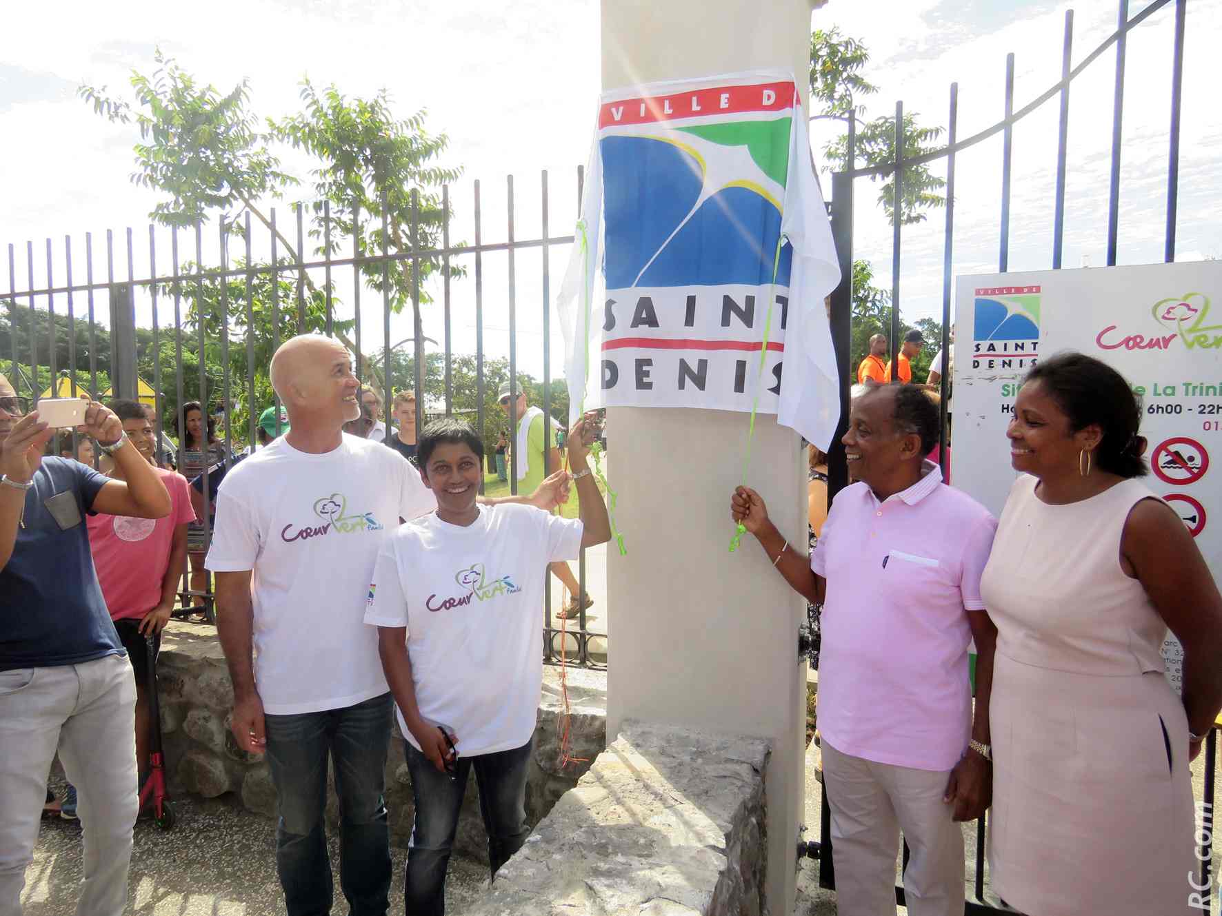 Gilbert Annette, maire de Saint-Denis, Gérald Maillot, président de la CINOR, Ericka Bareigts et Monique Orphée, députées, lors de la cérémonie inaugurale du Cœur Vert familial