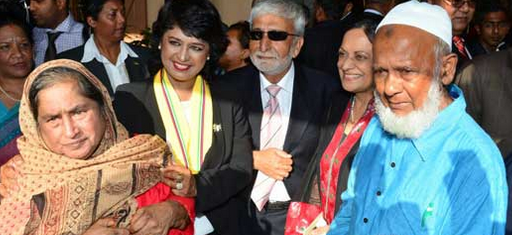 Aux côtés de son époux et de ses parents