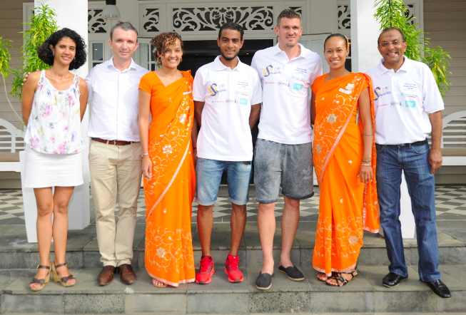 Fabrice Abriel et Nicolas Douchez avec Ibrahim Ingar et l'équipe du LUX Saint-Gilles