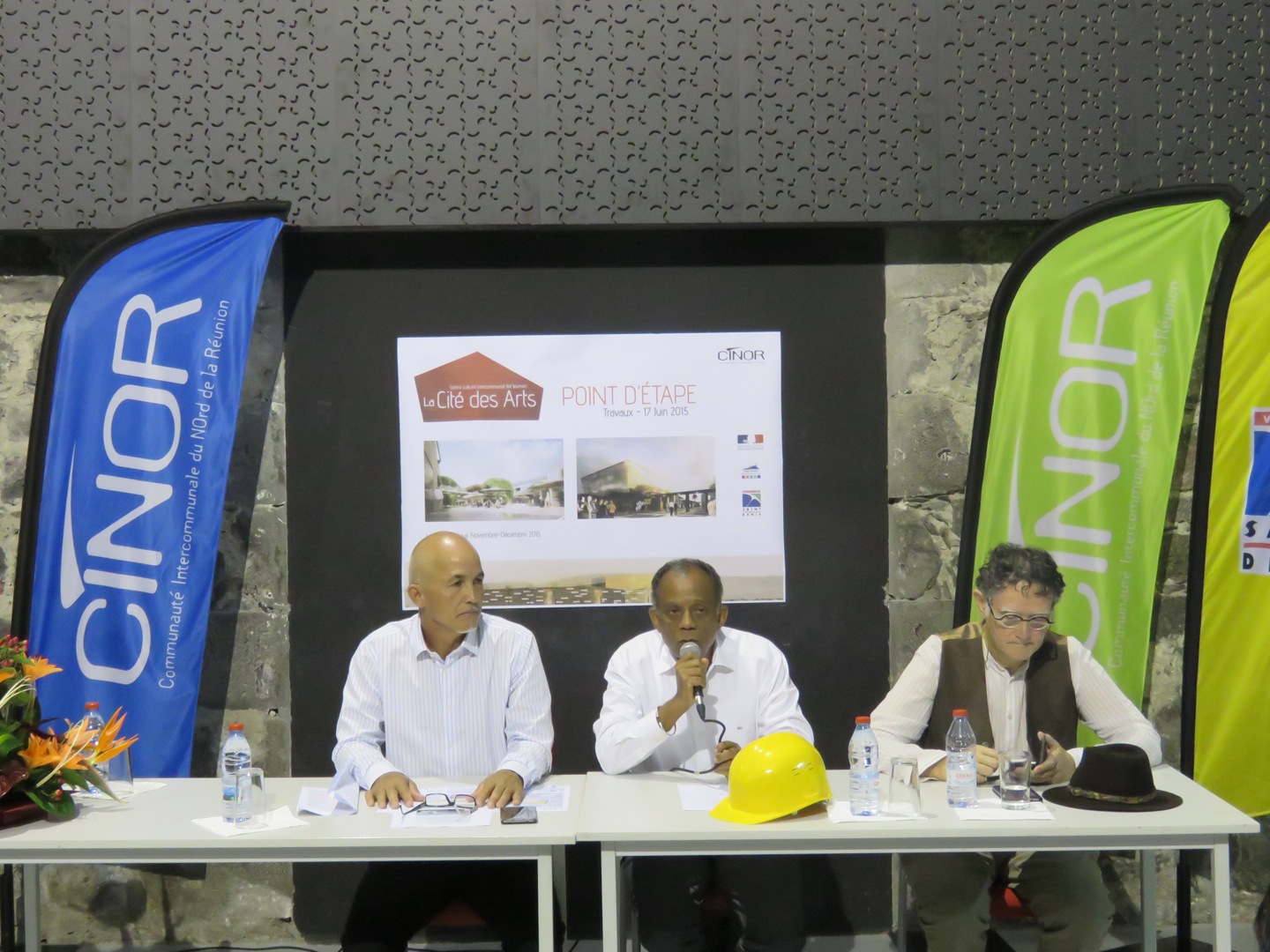 La Cinor et la Ville de Saint-Denis (Gérald Maillot et Gilbert Annette au centre) ont uni leurs efforts pour la réussite de cet ambitieux projet estimé à 23 147 470 euros TTC -dont 18 096 449 euros TTC pour les travaux