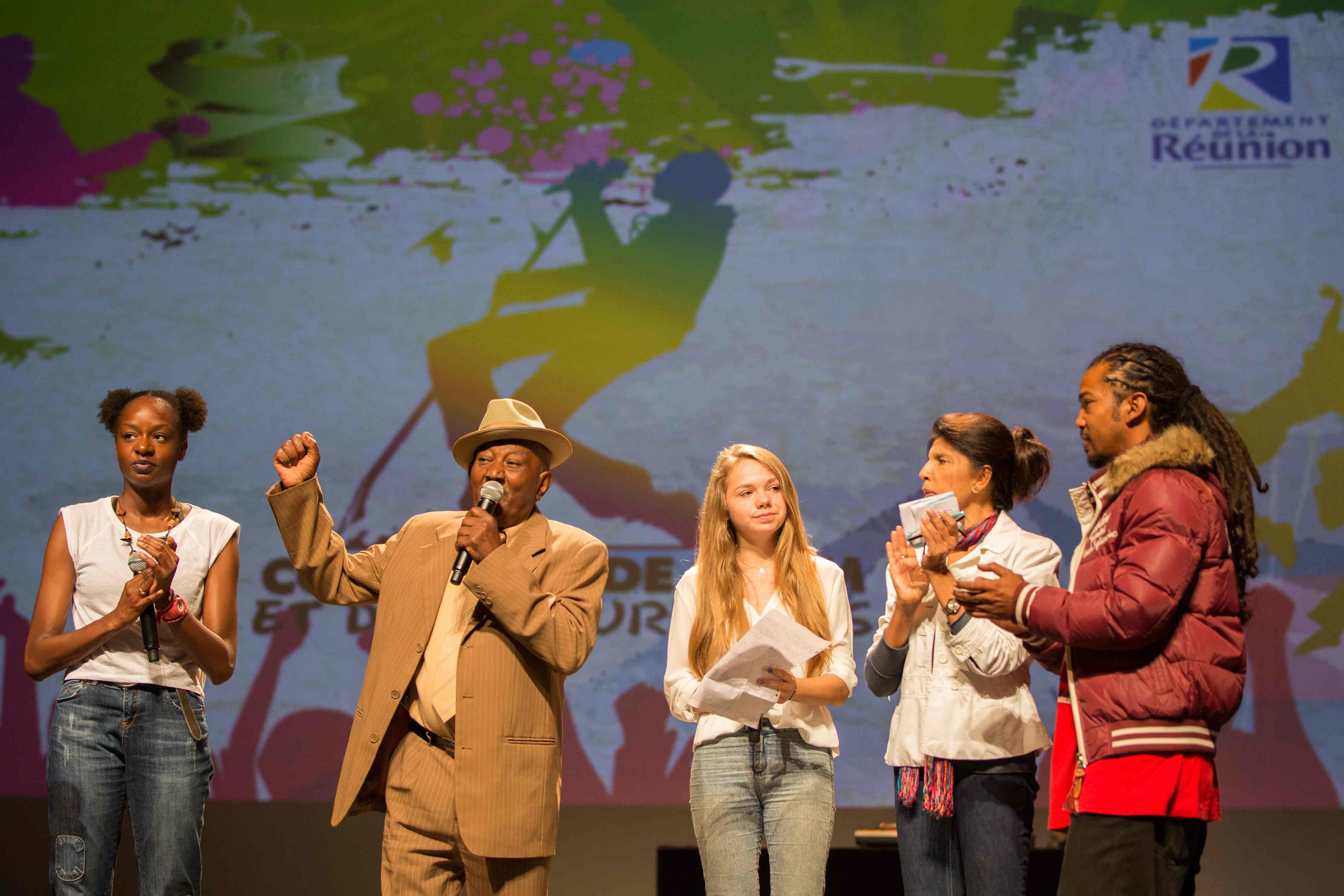Le parrain Firmin Viry au micro, avec Eve Marolle, la présidente du CGJ et Nassimah Dindar, présidente du Département