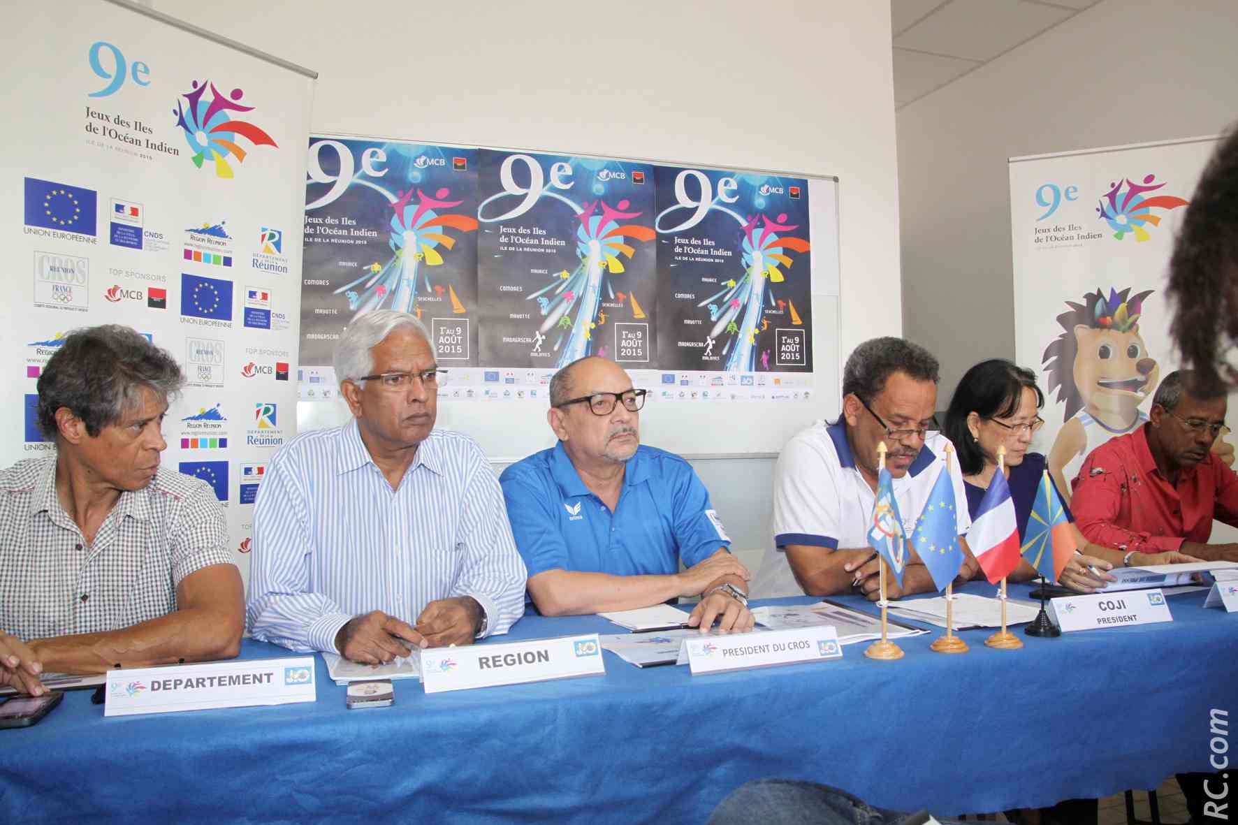 Conférence de presse au CROS pour la présentation du parcoures de la flamme par plusieurs personnalités: Alain Armand , conseiller départemental, Serge Camatchy, vice-président de la Région Réunion, François Beaulieu, président du CROS, Thierry Grimaud, président du COJI, Denise Hong Hoc Cheong, Directrice départementale de la Jeunesse et des Sports et de la Cohésion Sociale, et Alain Couderc, adjoint au maire de Saint-Denis