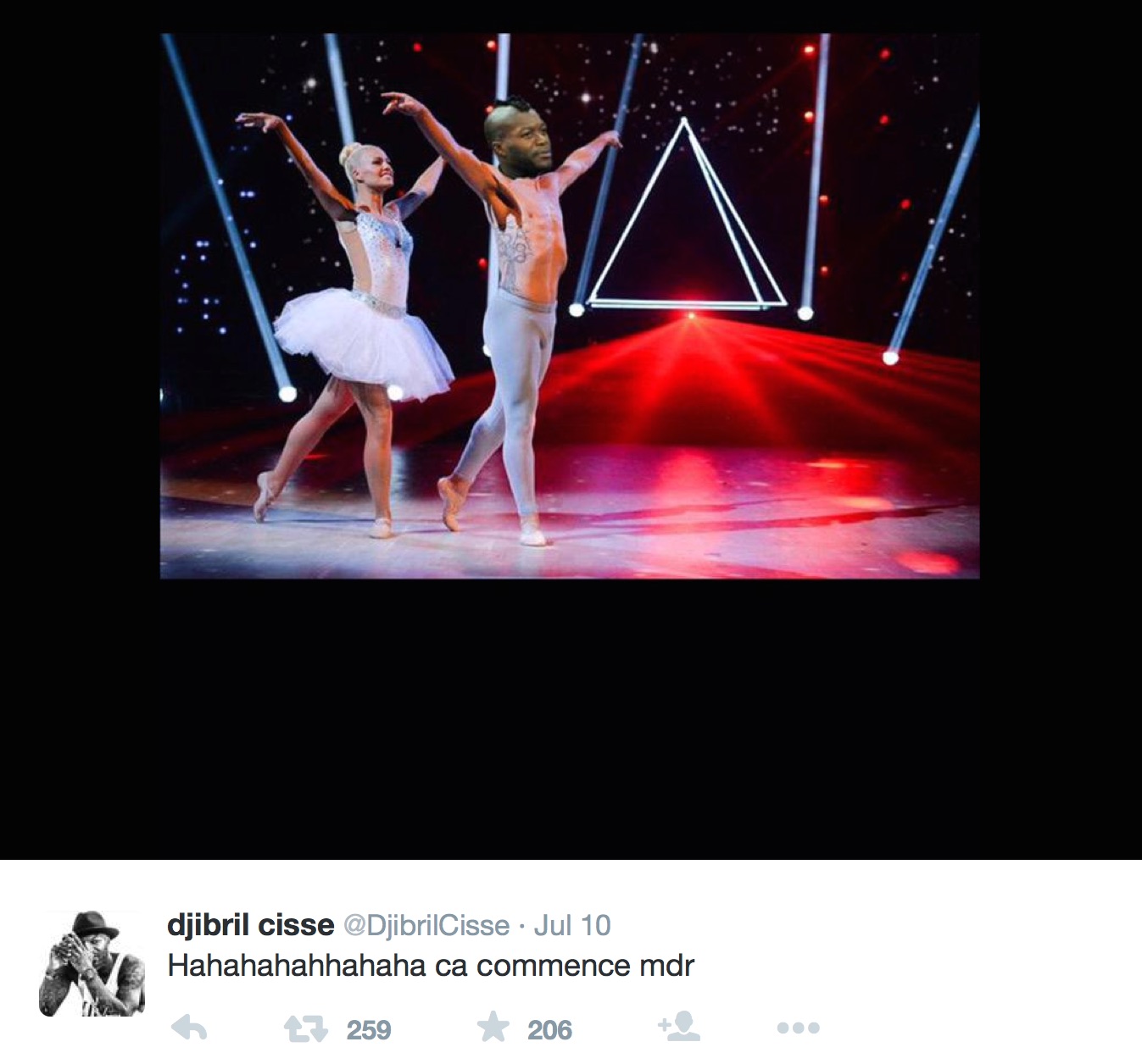 Djibril Cissé autoparodiant sa future participation à Danse avec les Stars ! (Capture d'écran du compte Twitter de Djibril Cissé : @DjibrilCisse)
