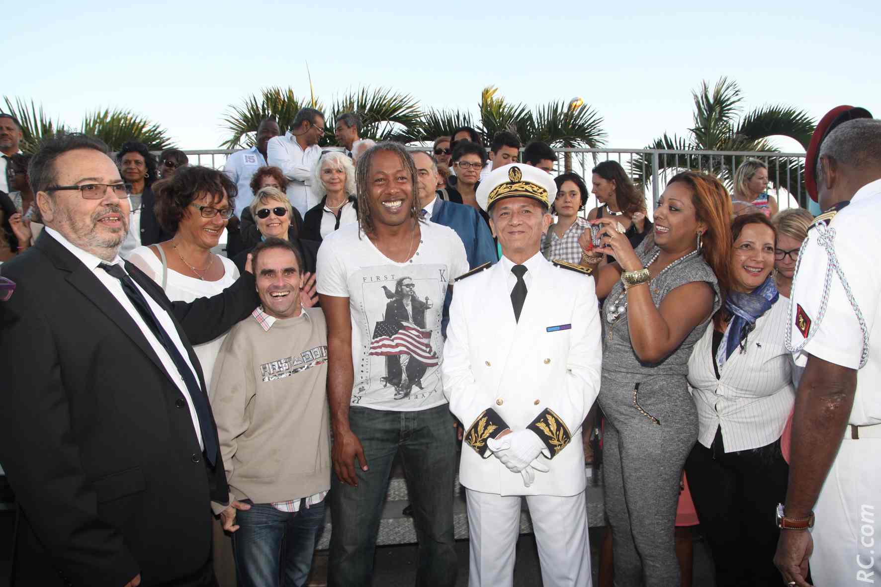 Dans la tribune des officiels, le maire Michel Fontaine, le sous-préfet Loïc Armand, le handballeur Jackson Richardson et plein d'autres personnalités civiles et militaires