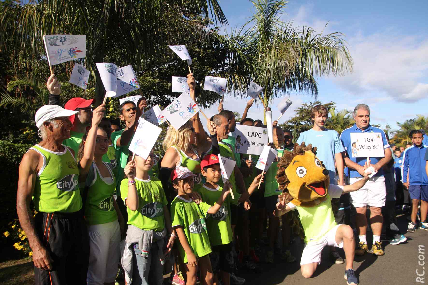 Des drapeaux aux couleurs des Jeux des Iles de l'Océan Indien du côté du parcours de santé de Bel Air