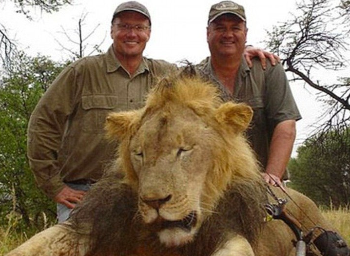 Walter Palmer à gauche lors d'une chasse précédente posant avec l'un de ses "trophés"