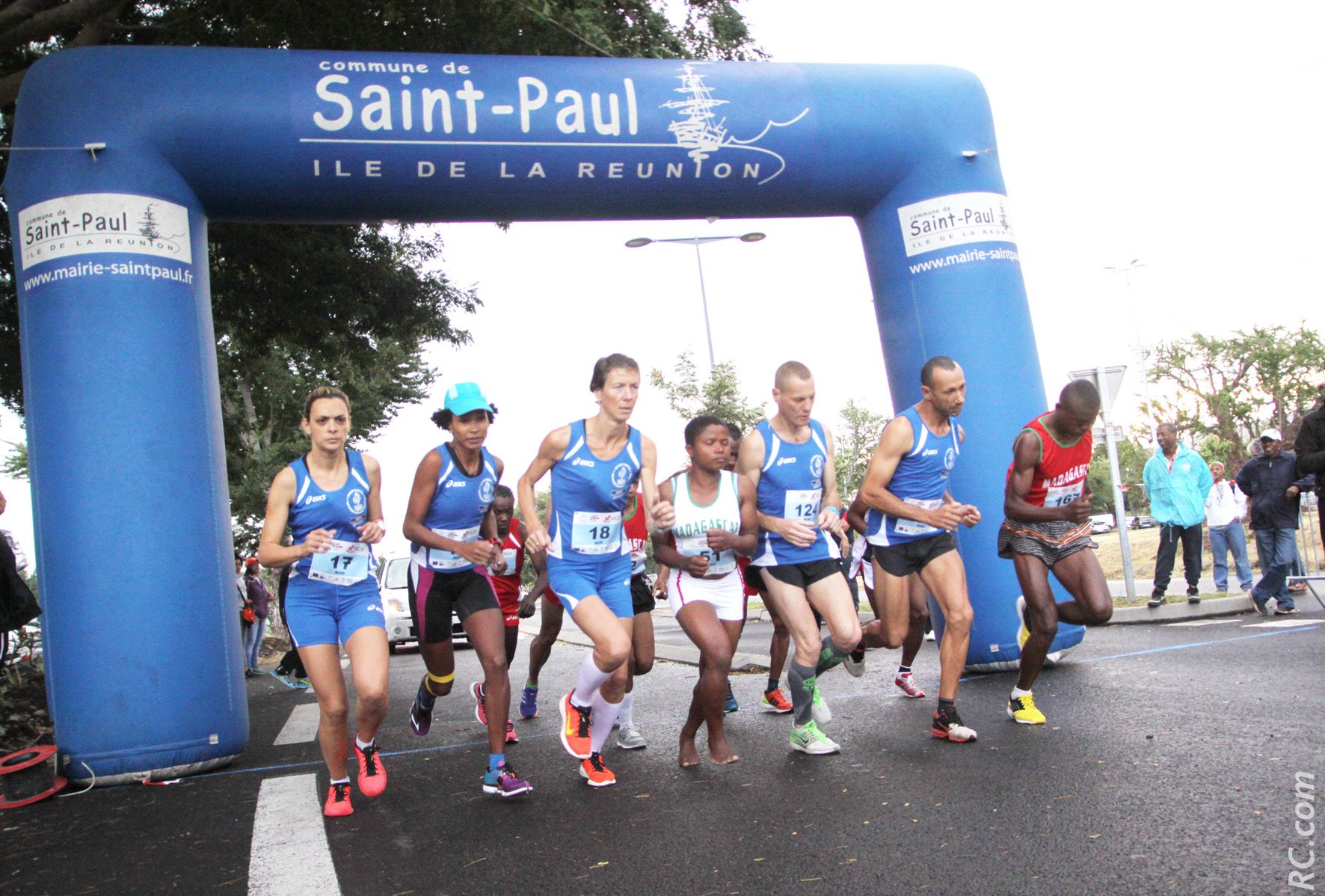 Départ aux aurores, devant le stade olympique de Saint-Paul