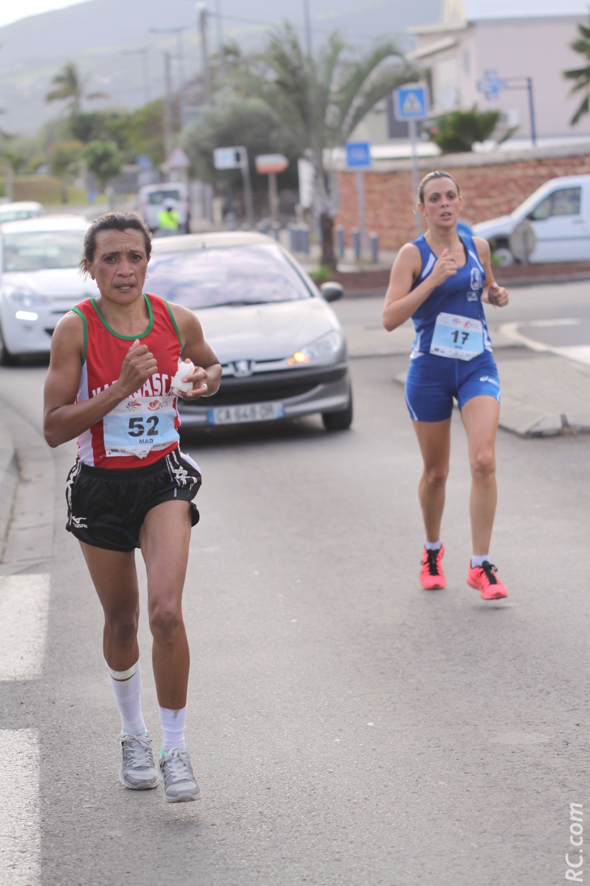 Talonnée par Eugénie Mareux, Clarisse (dossard 52) est à la peine , quelques dizaine de mètres plus loin elle jette l'éponge.