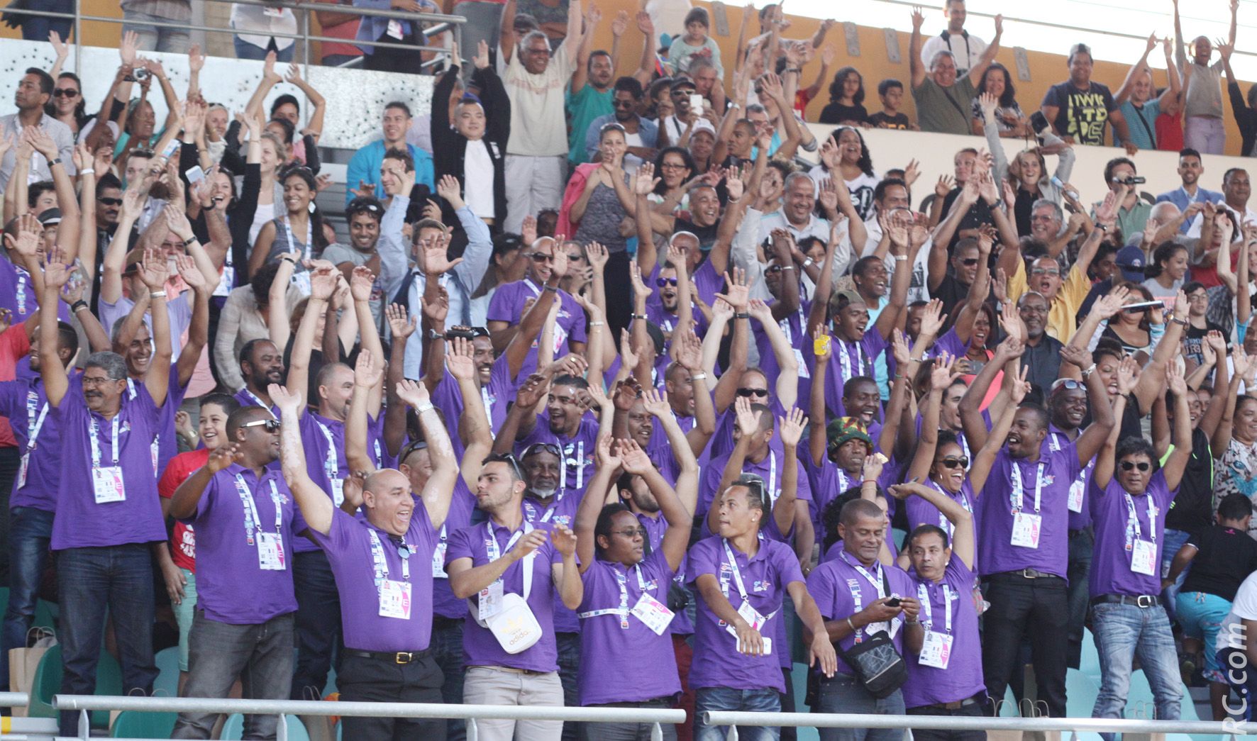 Un joli ola dans les tribunes, provoqué par Bayoun l'ambianceur