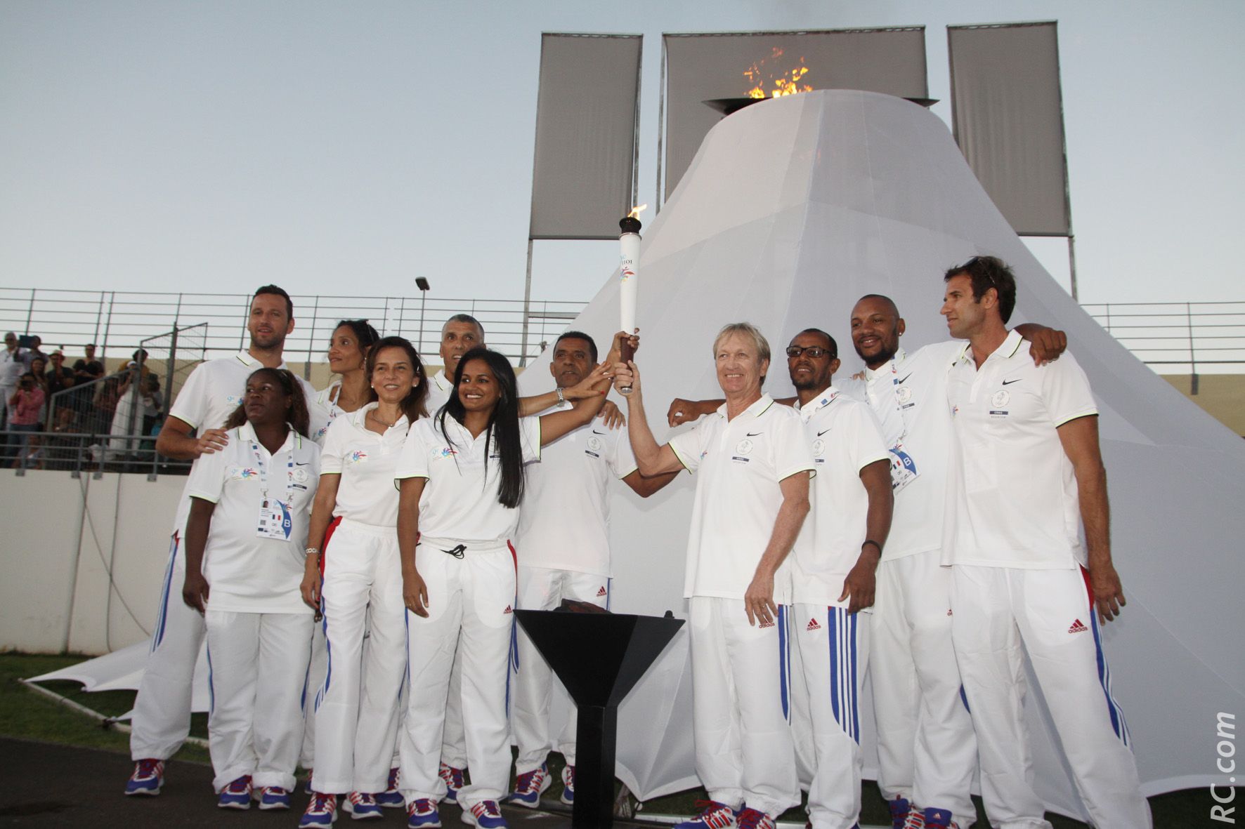 Les Olympiens de la Réunion devant la flamme. Que du beau monde