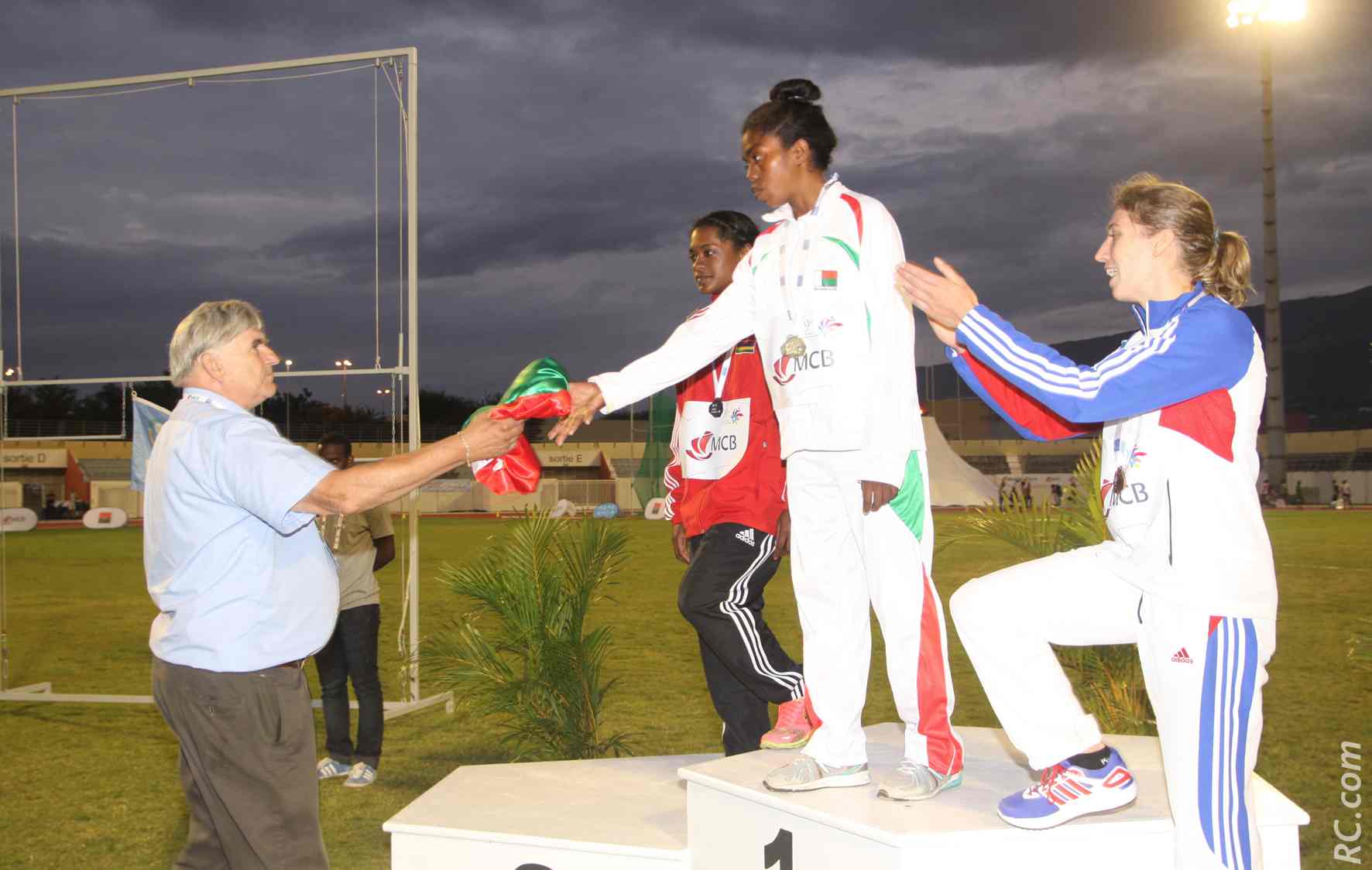 Le drapeau revient ensuite, ramené par Claude Regnault, de la Fédération Française d'Athlétisme, après la cérémonie protocolaire