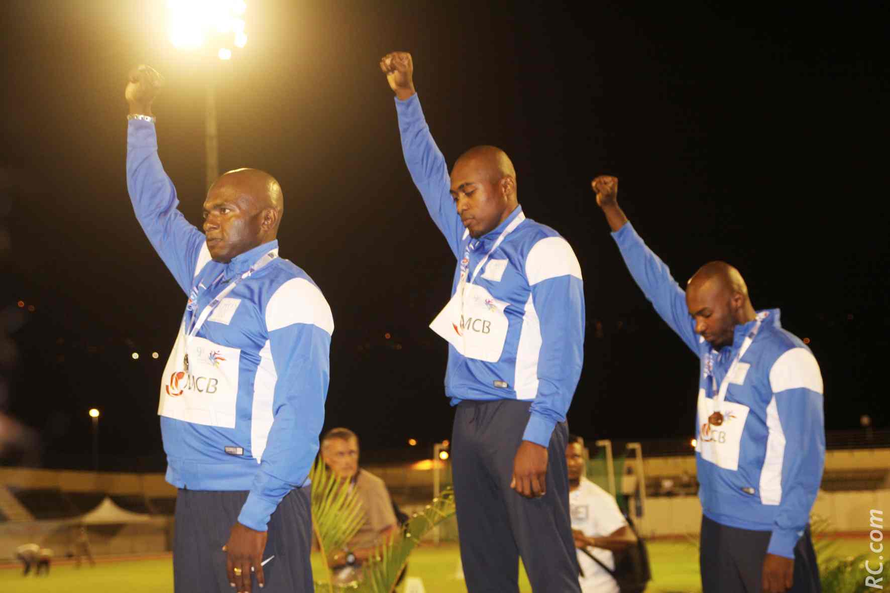 Vainqueurs au javelot et comme un seul homme, les lanceurs Mahorais ont levé le poing de la contestation. Une image qui nous ramène aux jeux de Mexico.