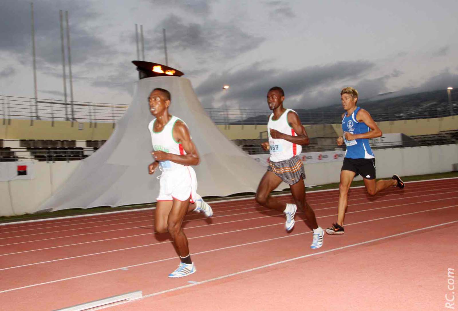 David Hauss est encore 3ème derrière les malgaches. Lorsqu'il attaquera, plus personne ne pourra le suivre sur un 5000 m que le Réunionnais a parfaitement dominé.