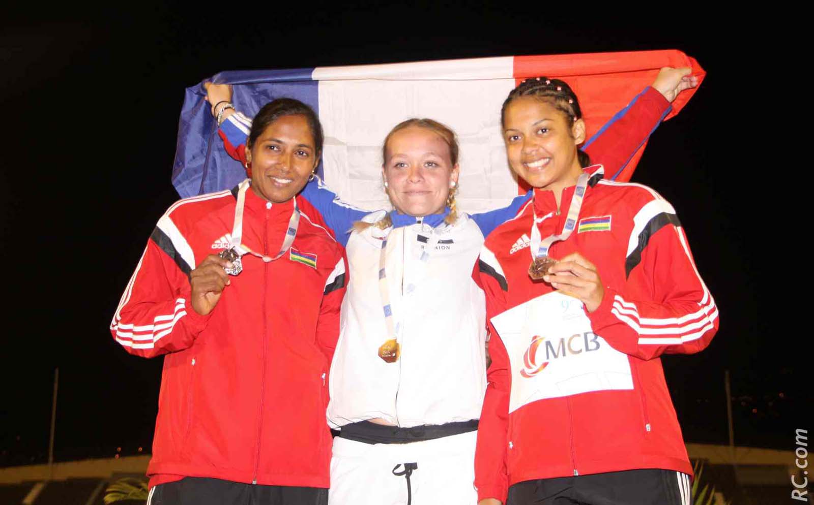 Morgan Perret sur la plus haute marche du podium à la perche.