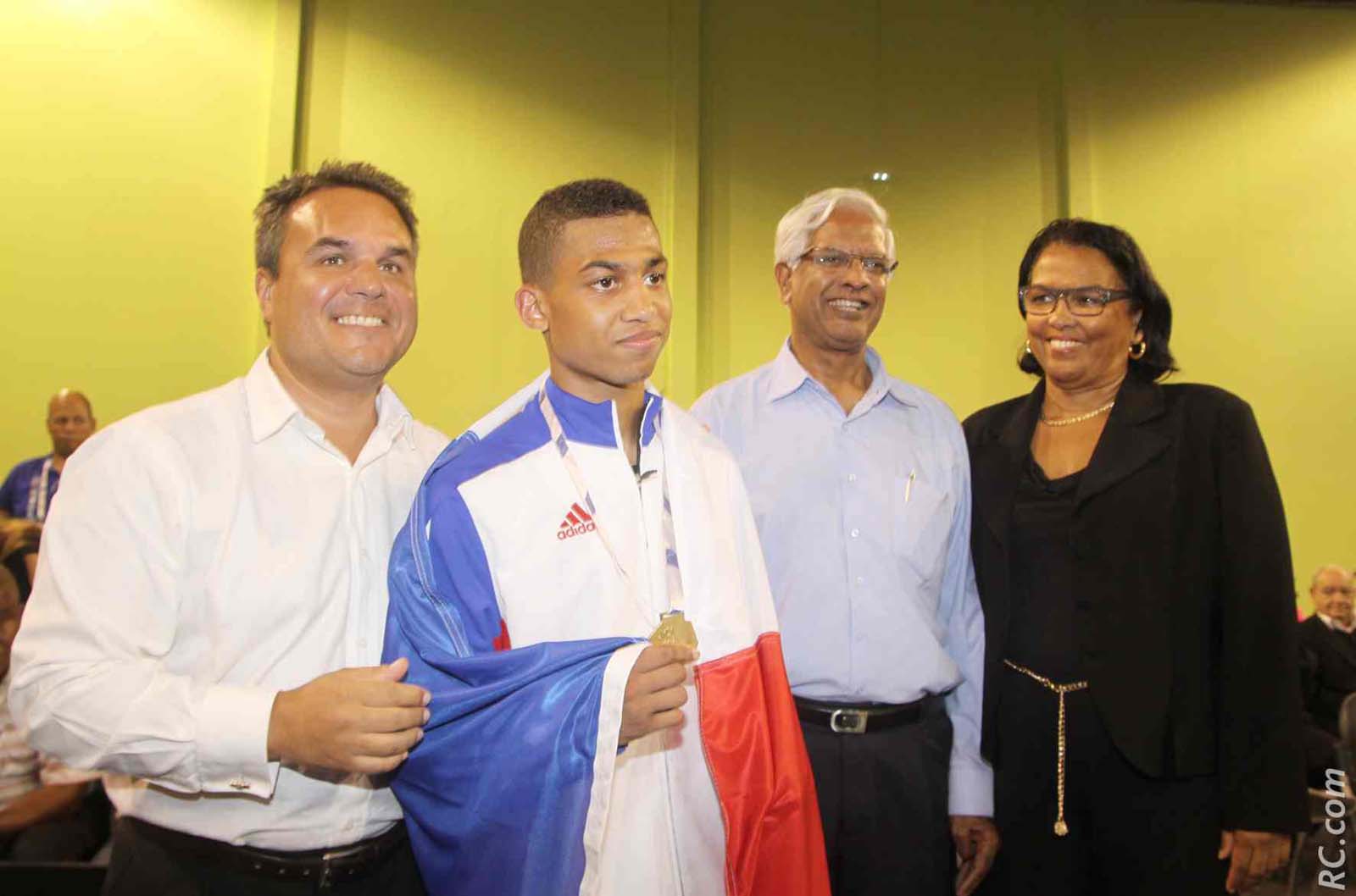 Marcus Gévia félicité par Didier Robert, président de la Région Réunion, Serge Camatchy, vice-président de la Région et Béatrice Sigismeau, adjointe au maire de Saint-Pierre