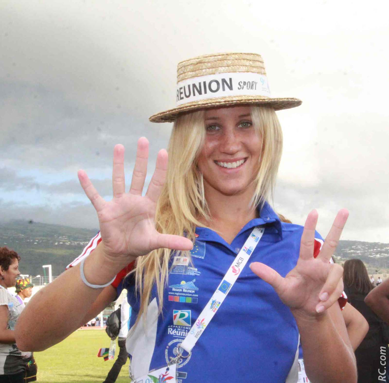 De tous les athlètes, elle est la plus titrée, avec 8 médailles d'or. Le grand 8 pour Alizée Morel à la natation. Chapeau X 8...