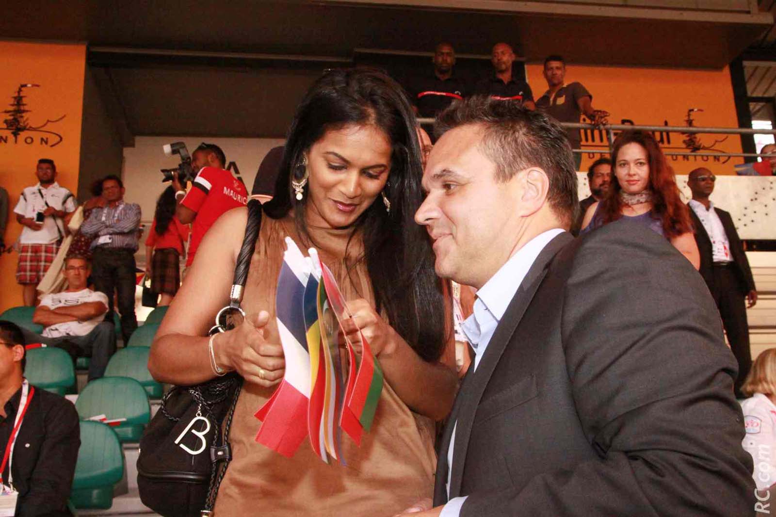 Nelly Ramassamy , conseillère municipale à Saint-Pierre et Didier Robert, président de la Région Réunion venus applaudir les participants des 9èmes Jeux des Iles de l'Océan Indien.