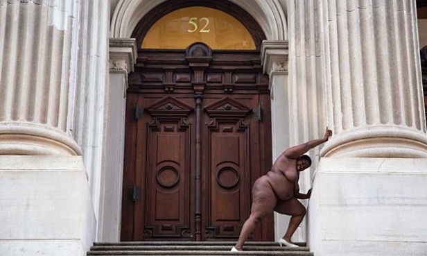 Elle pose nue en mémoire des esclaves!