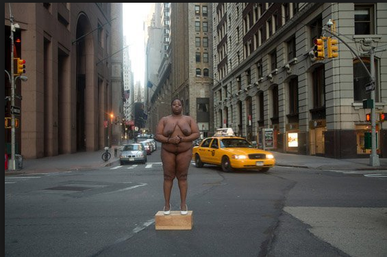 Elle pose nue en mémoire des esclaves!