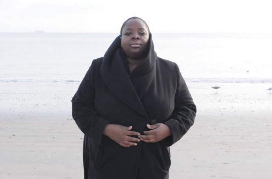 Elle pose nue en mémoire des esclaves!