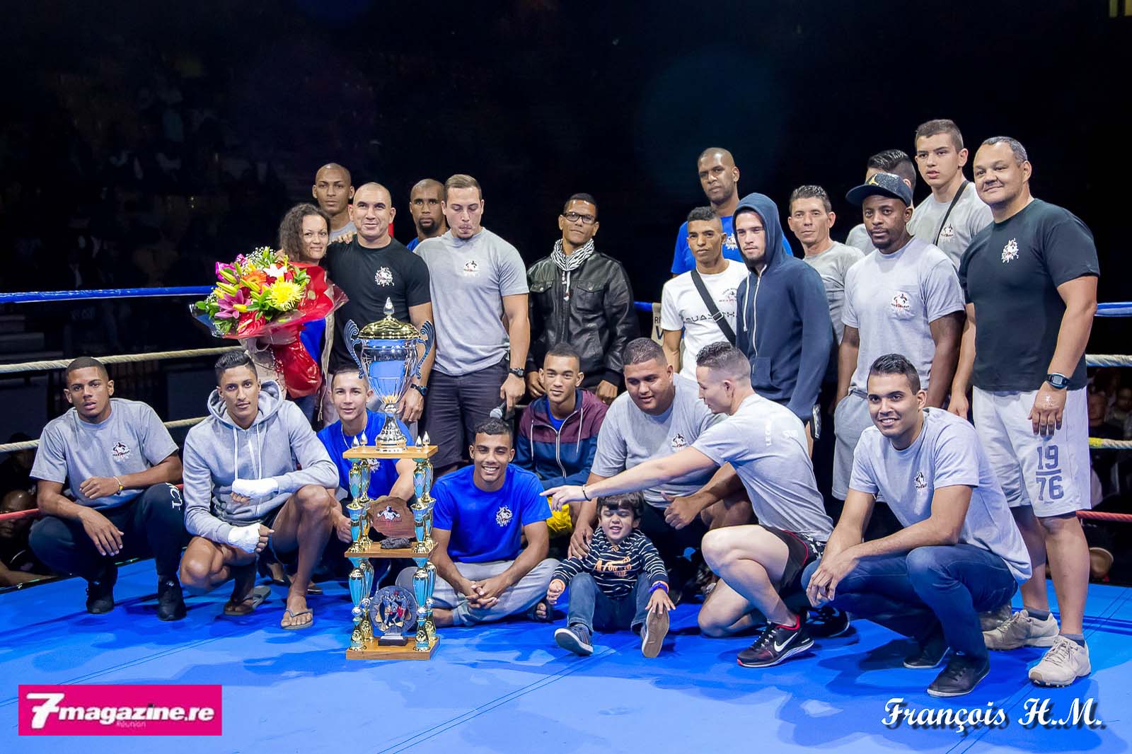 Photo de famille avec les organisateurs et les combattants