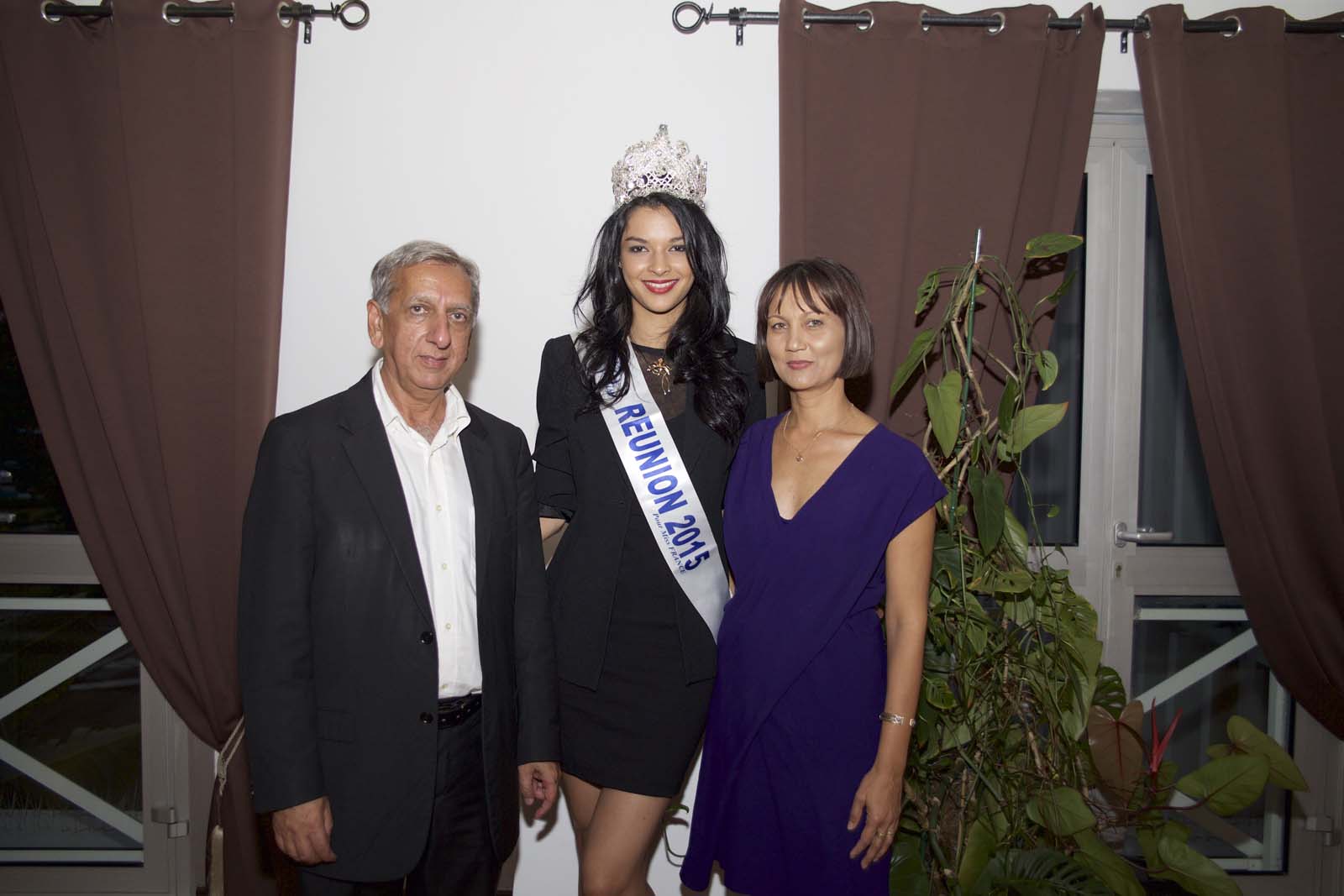 Aziz Patel du Comité Miss Réunion, Azuima Issa, Miss Réunion 2015, et Valérie Payet, adjointe au maire